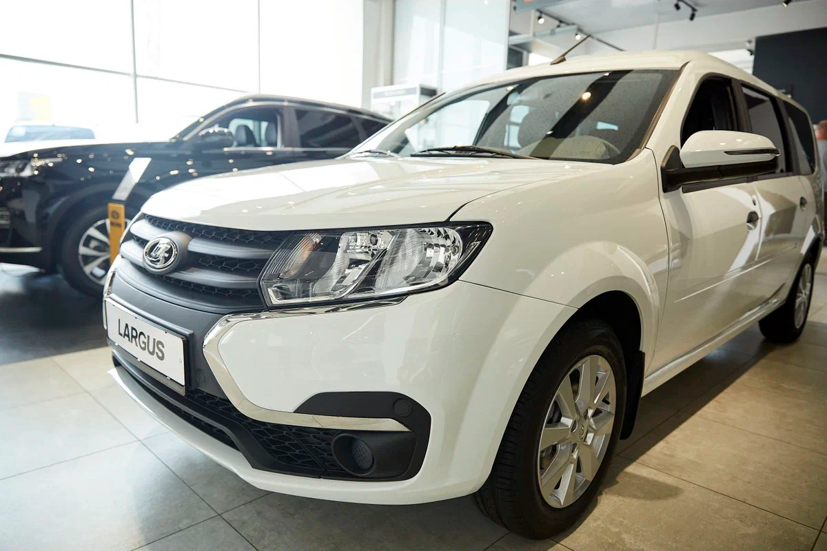 Lada Largus с салона по цене от 988 000 рублей
