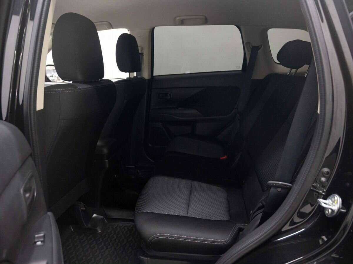 Б/У Митсубиши Оутлэндер 2016 года. Фото: #8