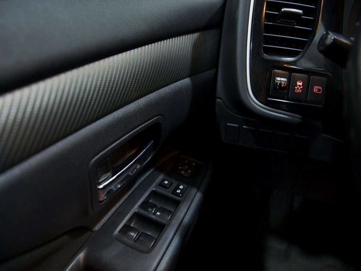 Б/У Митсубиши Оутлэндер 2013 года. Фото: #9