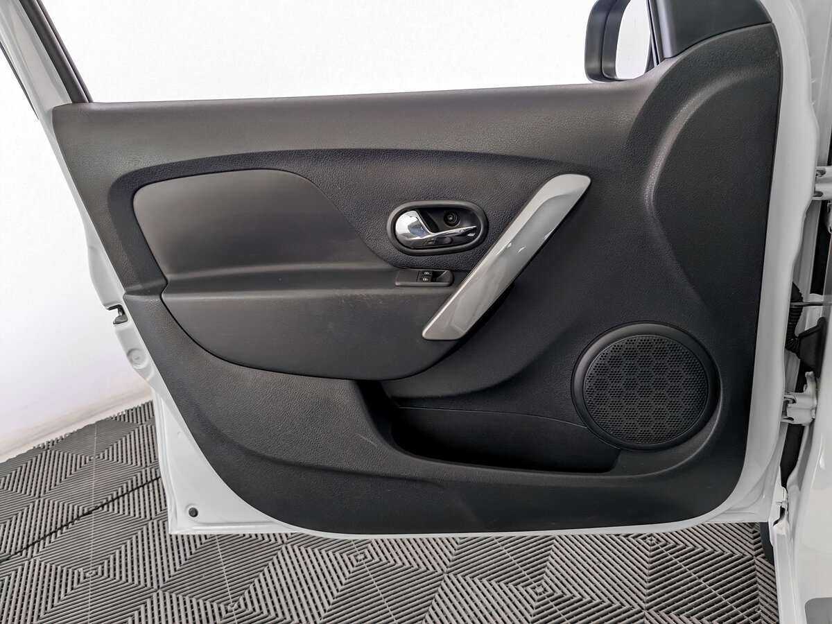 Б/У Рено Логан 2017 года. Фото: #14