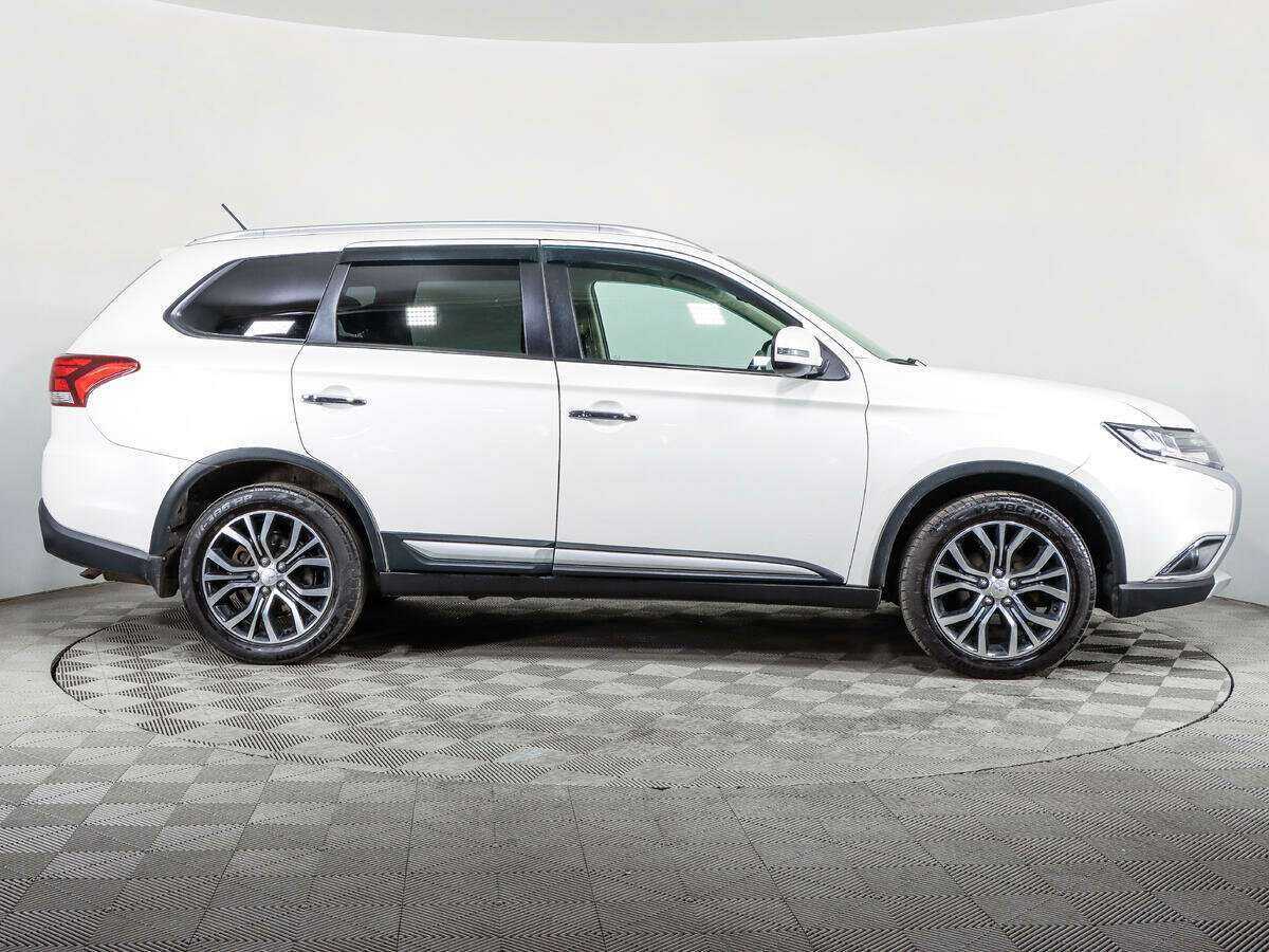 Б/У Митсубиши Оутлэндер 2016 года. Фото: #3