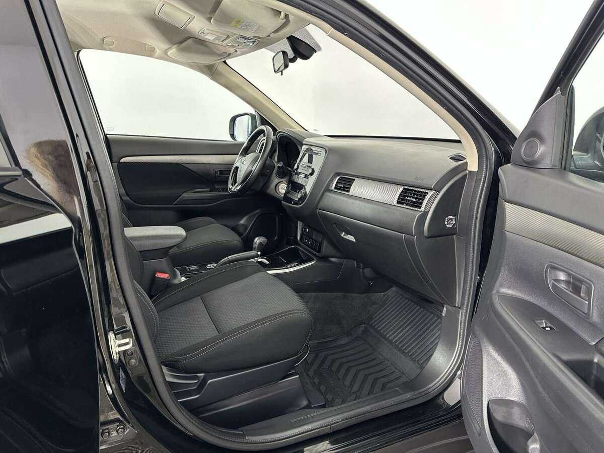 Б/У Митсубиши Оутлэндер 2017 года. Фото: #13