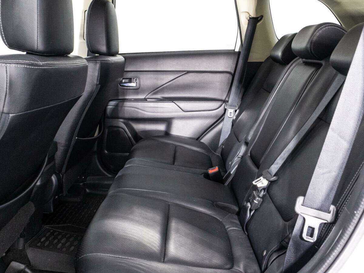 Б/У Митсубиши Оутлэндер 2017 года. Фото: #9