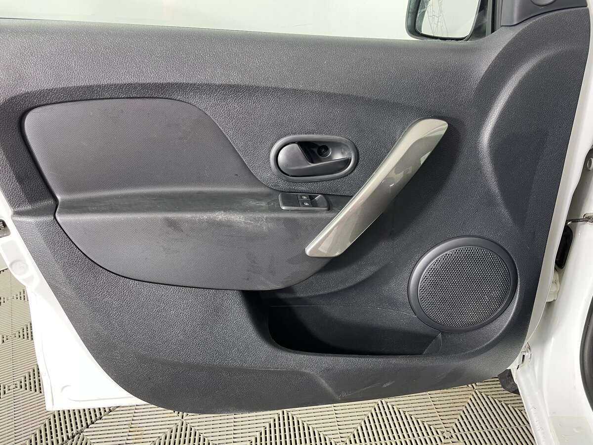 Б/У Рено Логан 2014 года. Фото: #19