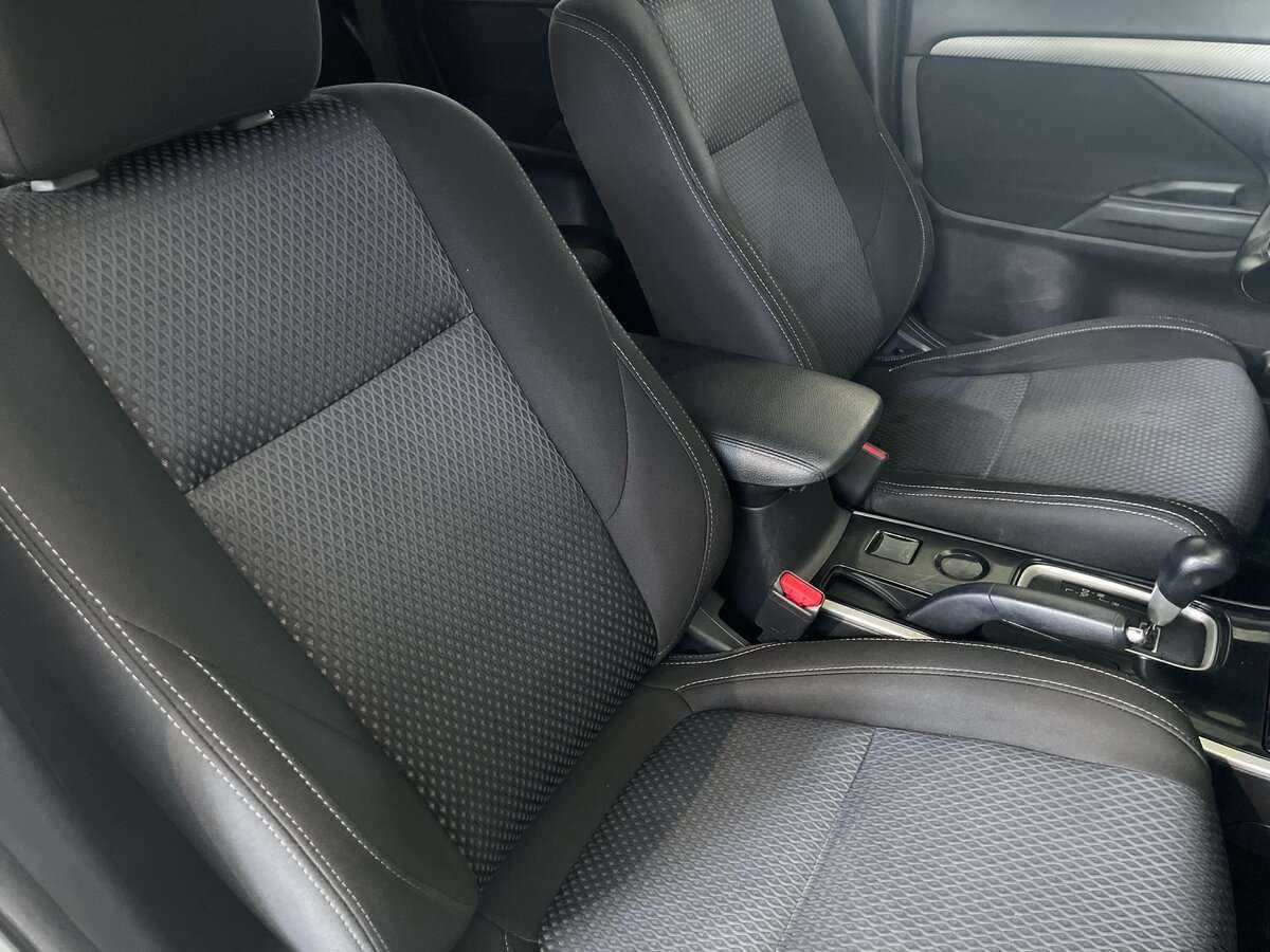 Б/У Митсубиши Оутлэндер 2018 года. Фото: #16