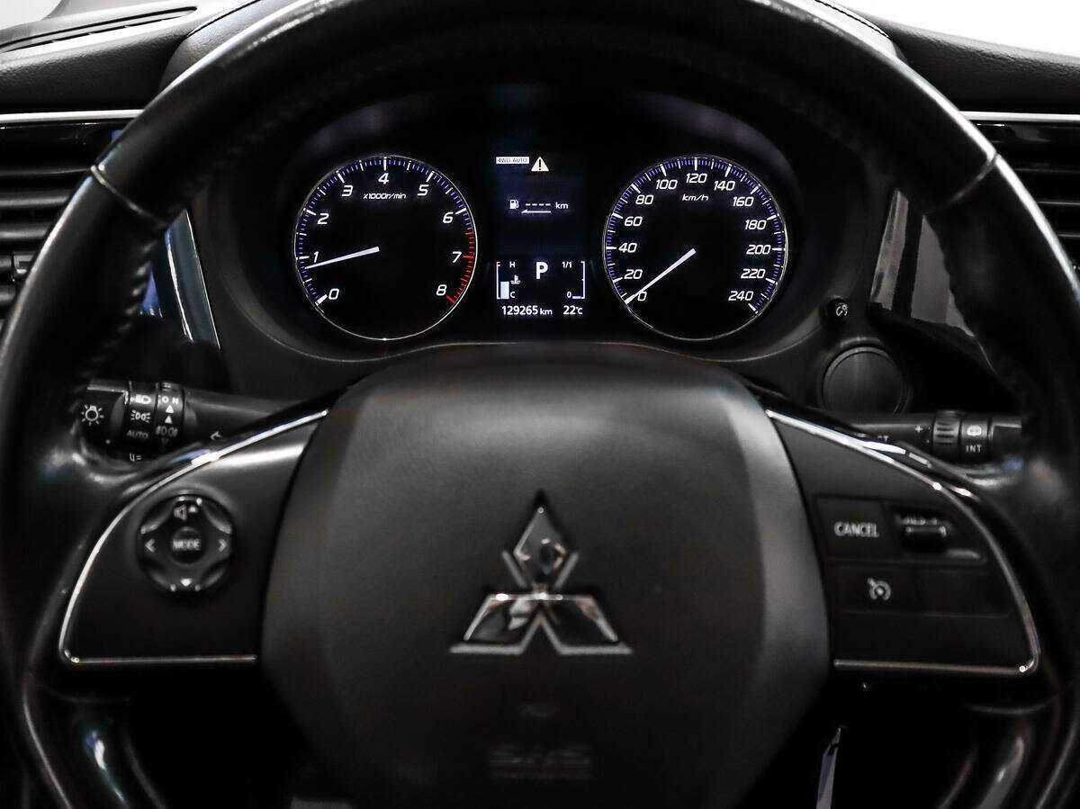 Б/У Митсубиши Оутлэндер 2016 года. Фото: #14