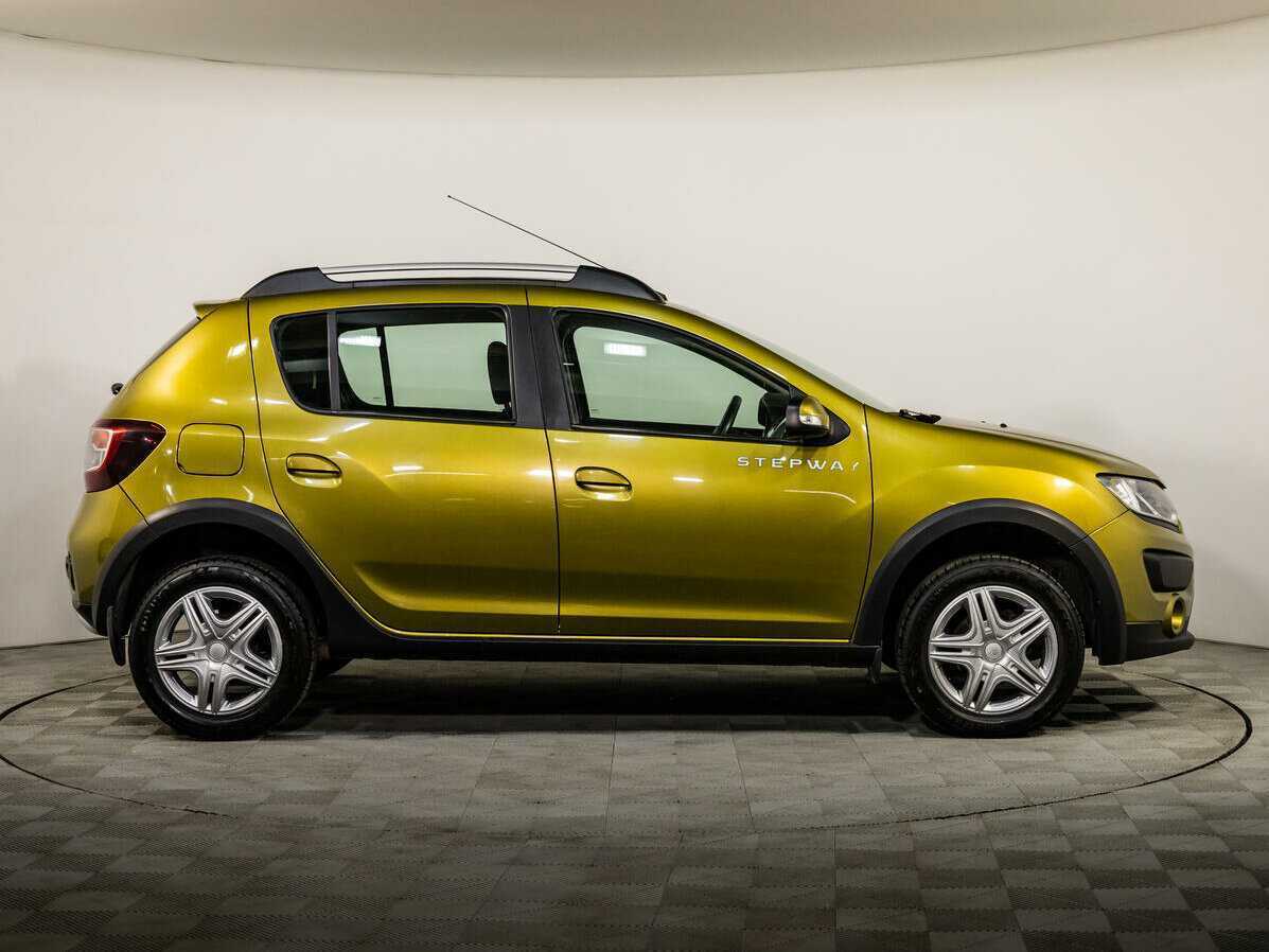 Б/У Рено Сандеро 2017 года. Фото: #2