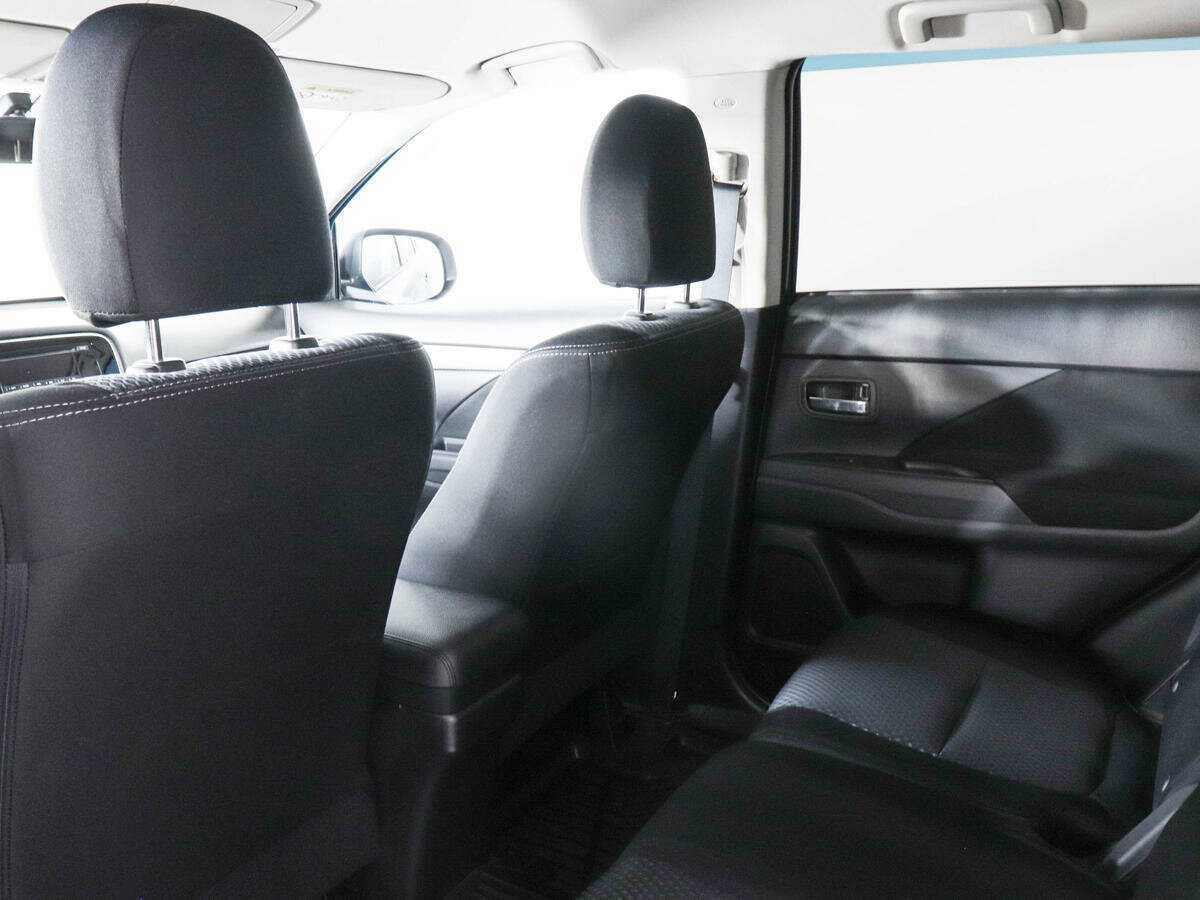 Б/У Митсубиши Оутлэндер 2016 года. Фото: #11