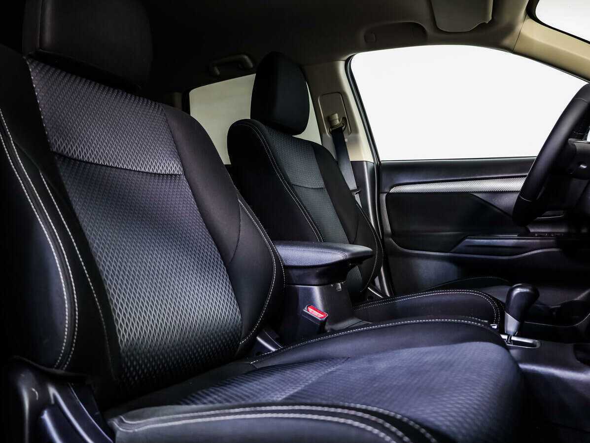 Б/У Митсубиши Оутлэндер 2015 года. Фото: #9