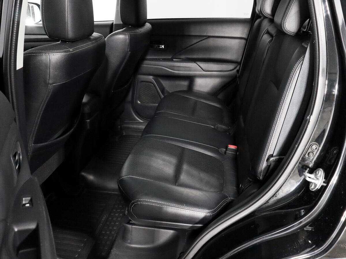 Б/У Митсубиши Оутлэндер 2016 года. Фото: #12