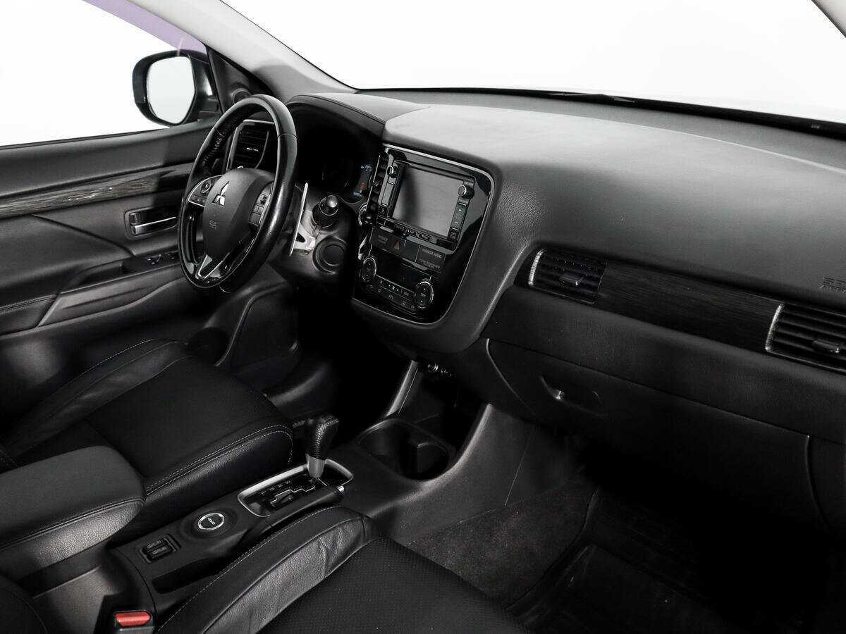 Б/У Митсубиши Оутлэндер 2016 года. Фото: #13