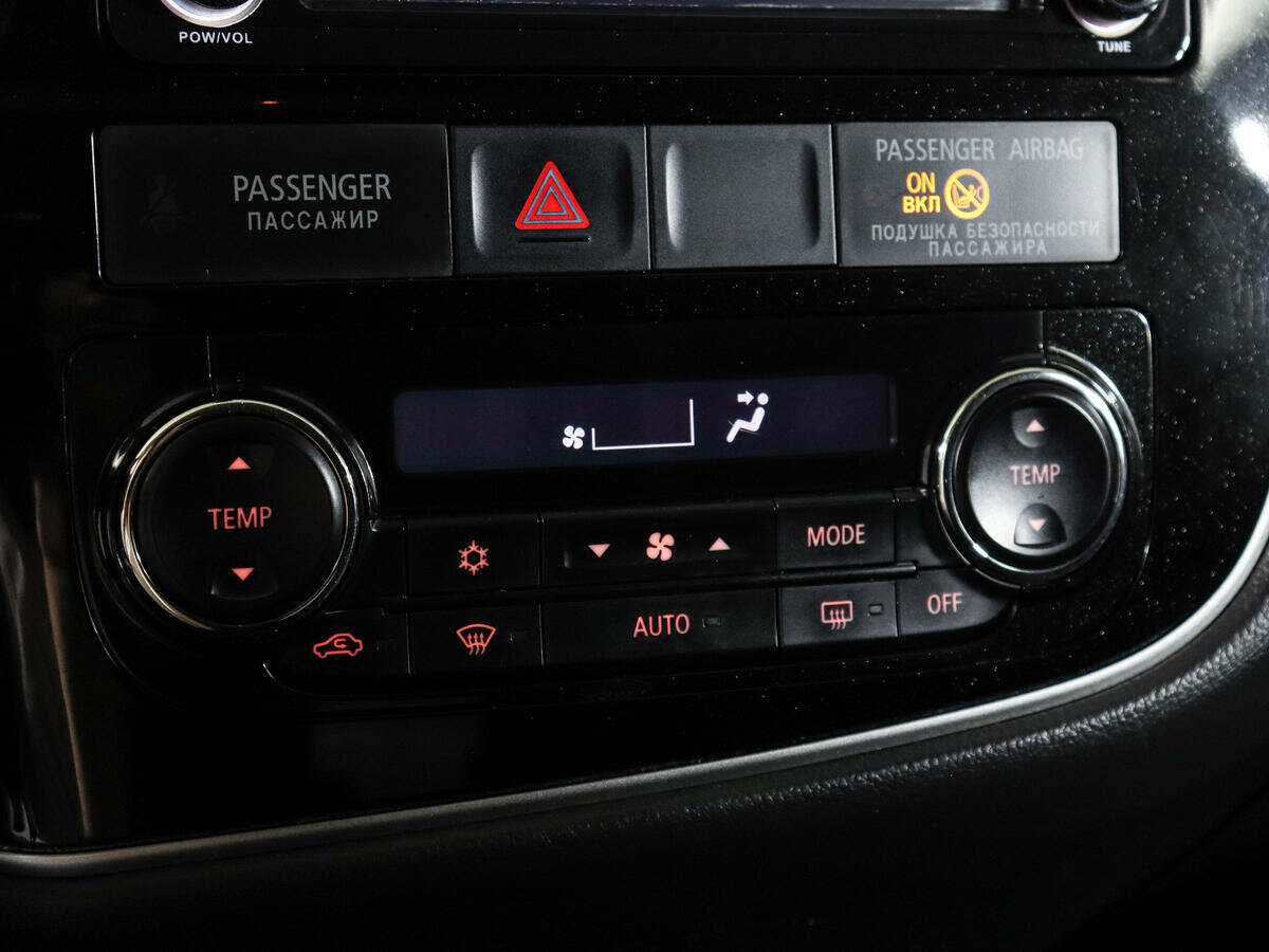 Б/У Митсубиши Оутлэндер 2016 года. Фото: #17