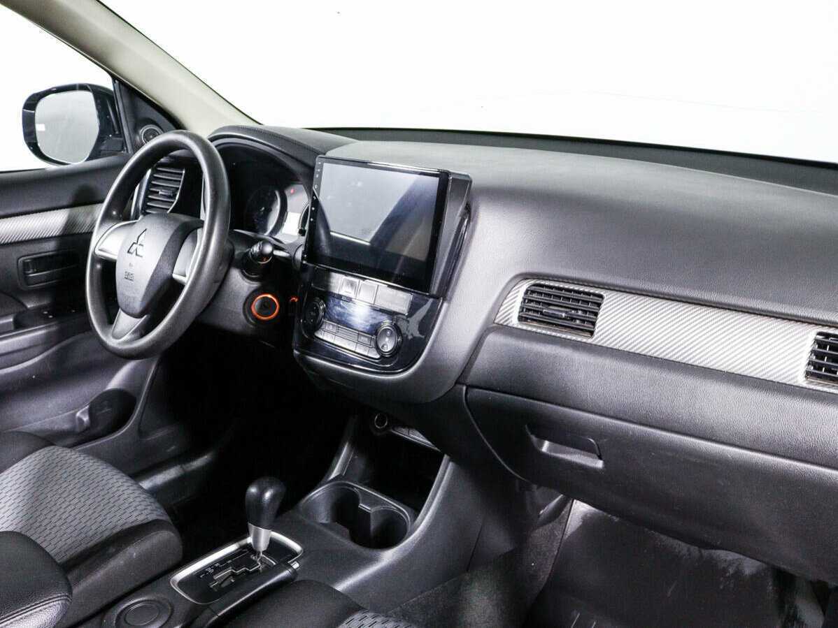 Б/У Митсубиши Оутлэндер 2015 года. Фото: #6