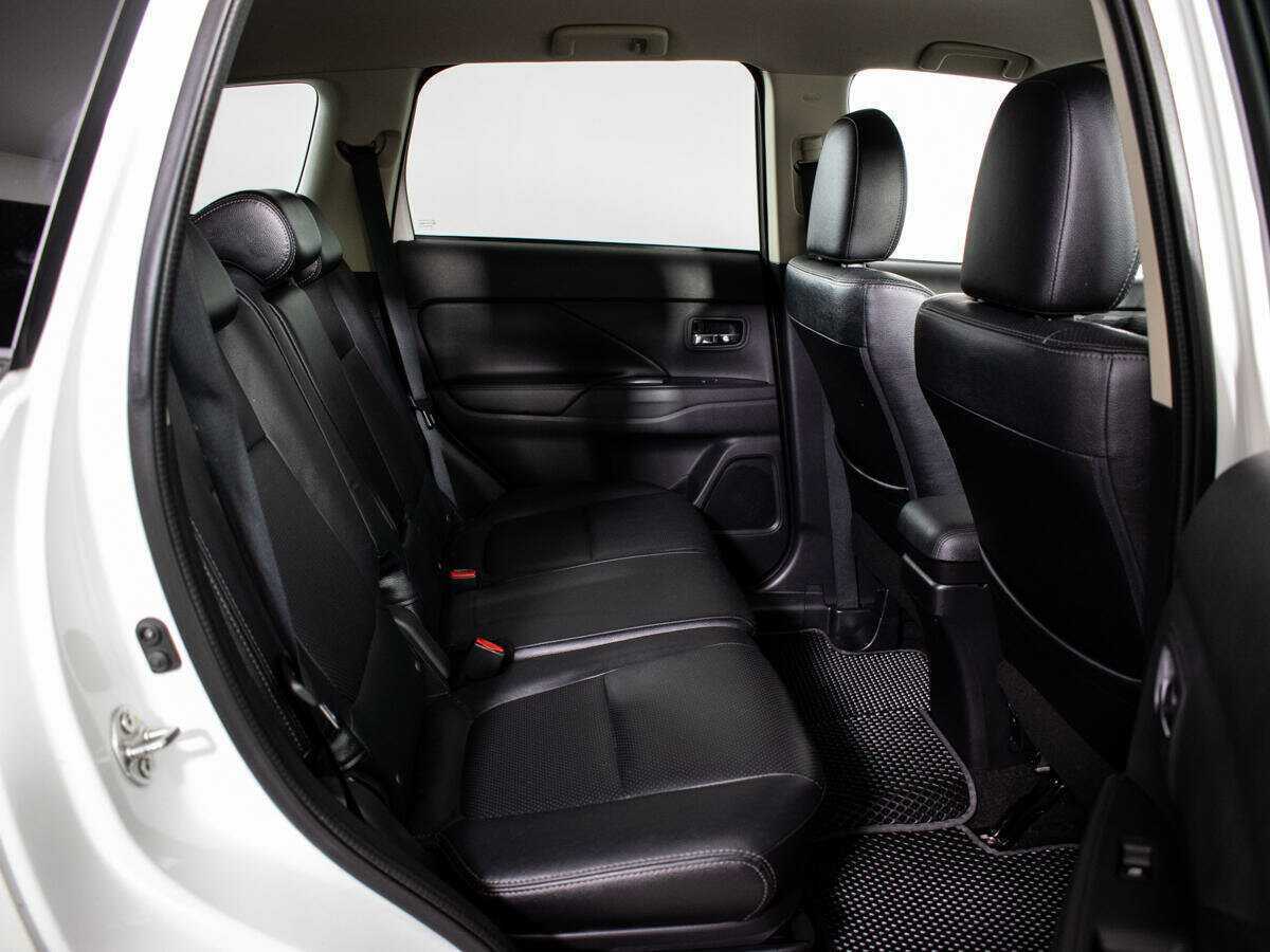 Б/У Митсубиши Оутлэндер 2016 года. Фото: #8