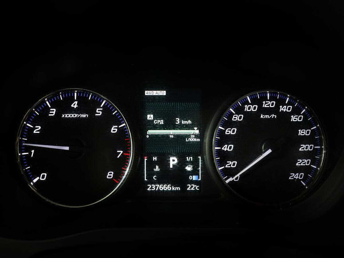 Б/У Митсубиши Оутлэндер 2015 года. Фото: #8