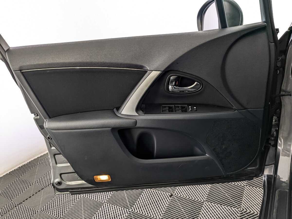 Б/У Тойота Авенсис 2012 года. Фото: #14