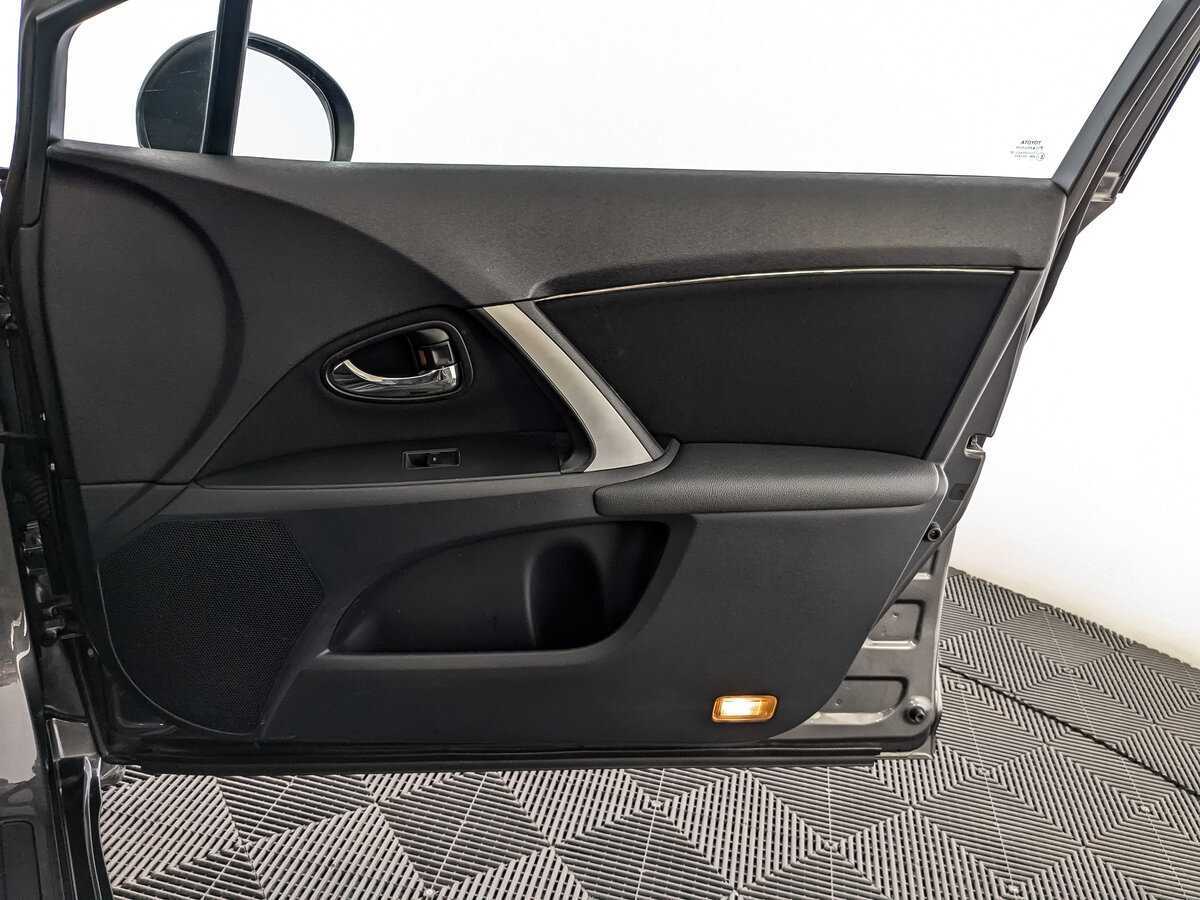 Б/У Тойота Авенсис 2012 года. Фото: #19