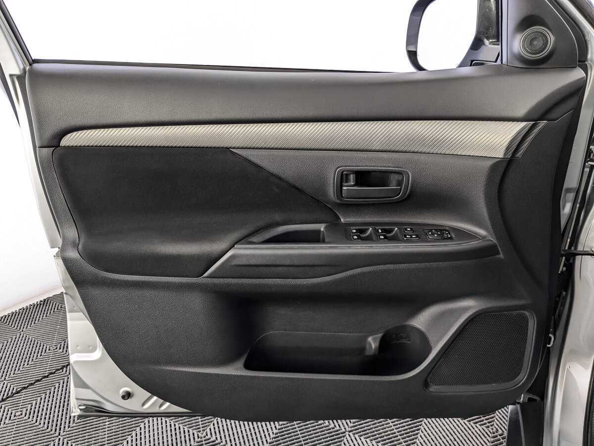 Б/У Митсубиши Оутлэндер 2015 года. Фото: #14