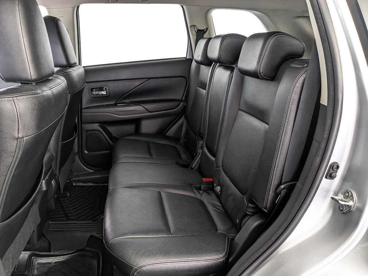 Б/У Митсубиши Оутлэндер 2017 года. Фото: #12