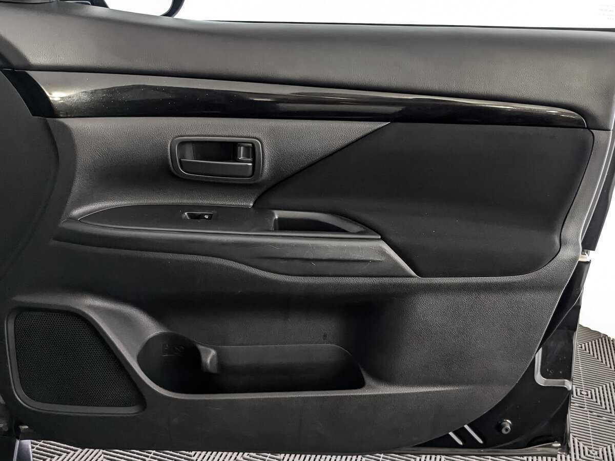 Б/У Митсубиши Оутлэндер 2018 года. Фото: #20