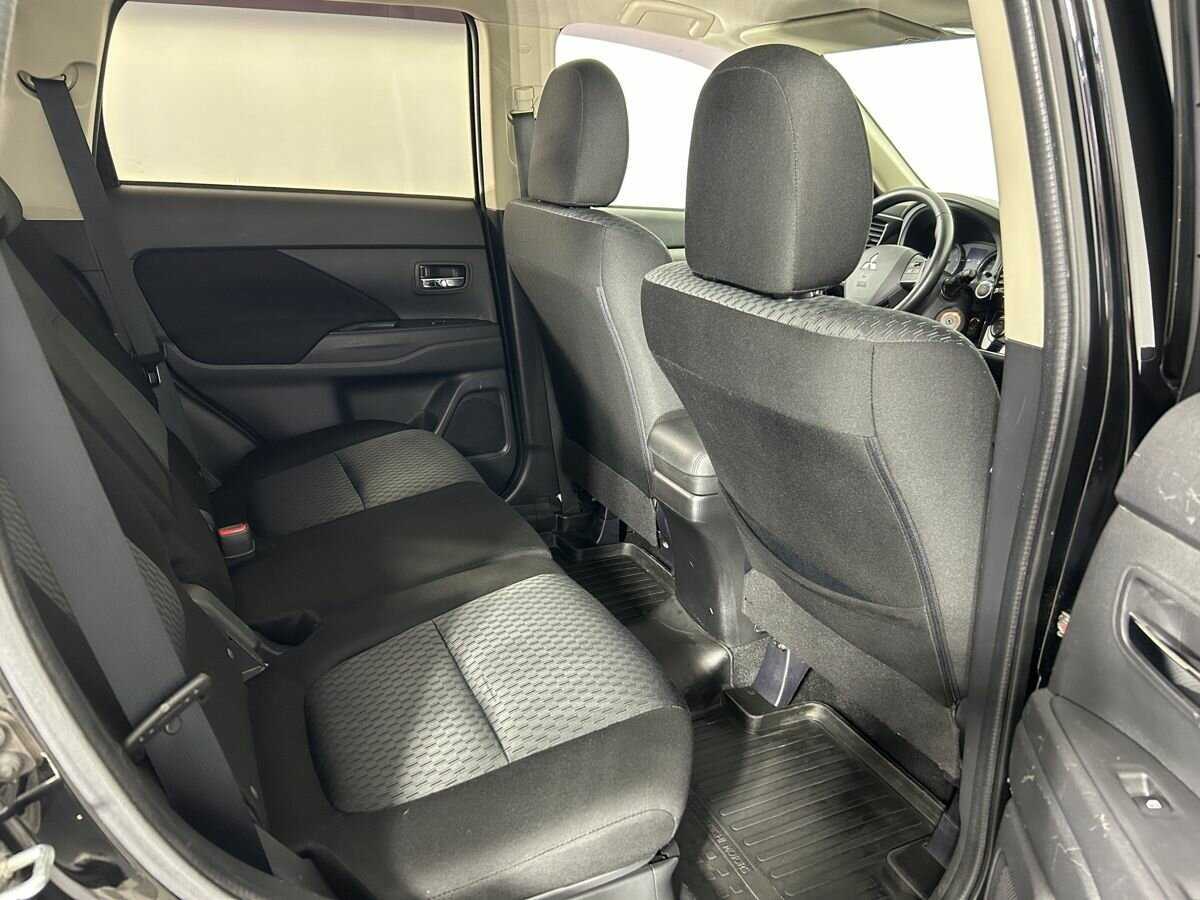 Б/У Митсубиши Оутлэндер 2015 года. Фото: #14