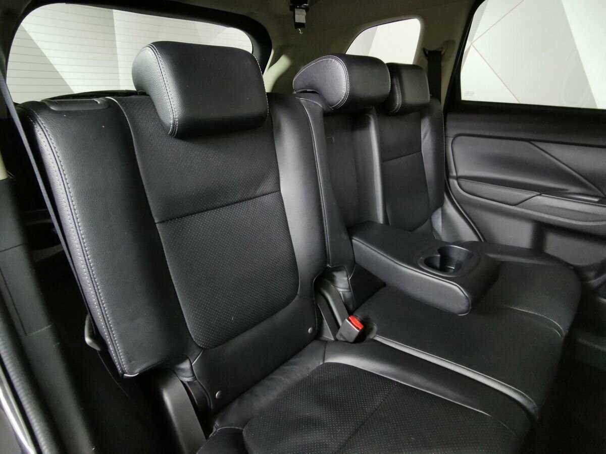 Б/У Митсубиши Оутлэндер 2016 года. Фото: #12