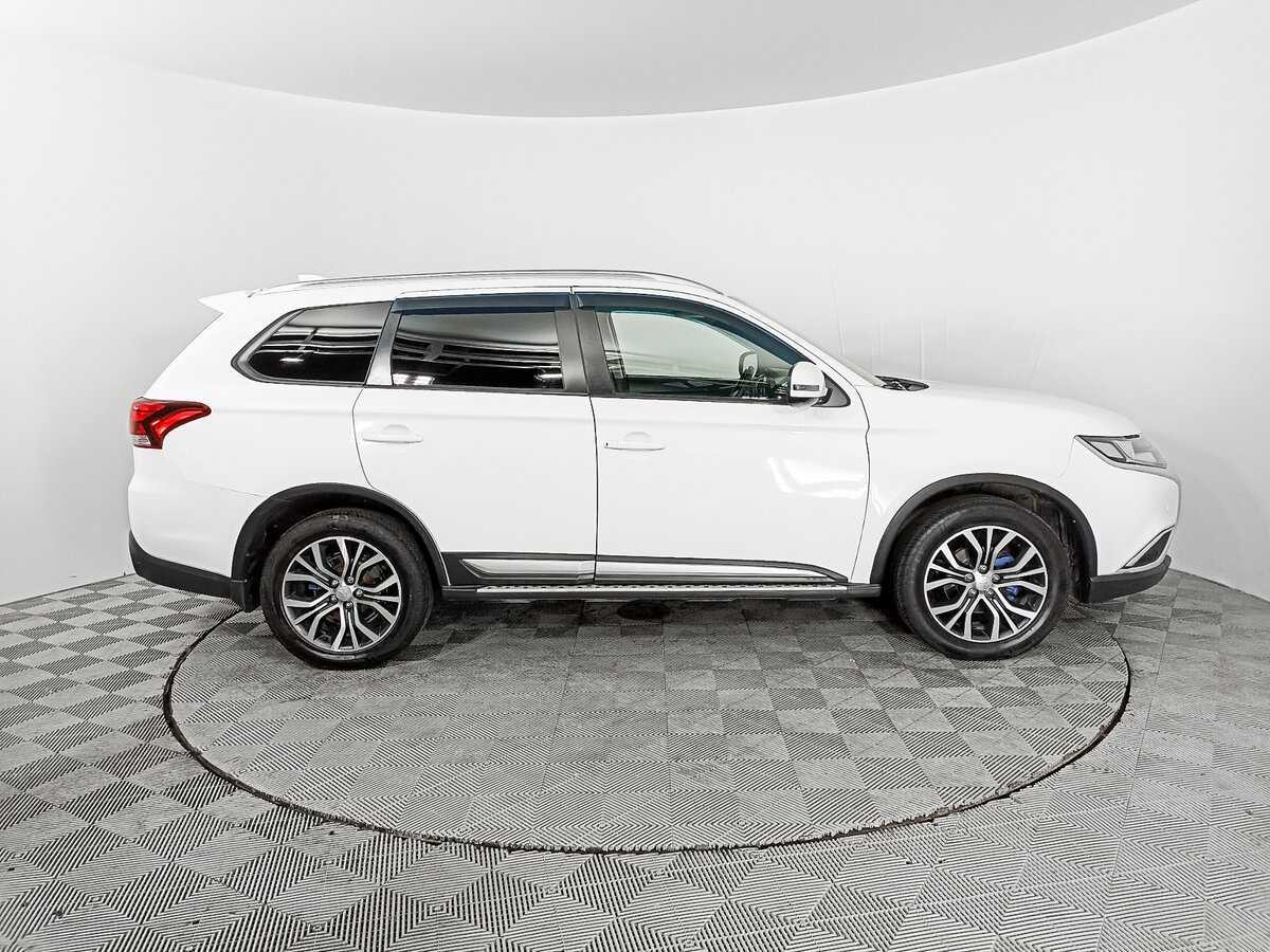 Б/У Митсубиши Оутлэндер 2018 года. Фото: #3