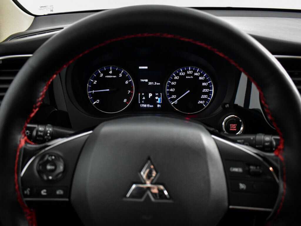 Б/У Митсубиши Оутлэндер 2017 года. Фото: #17