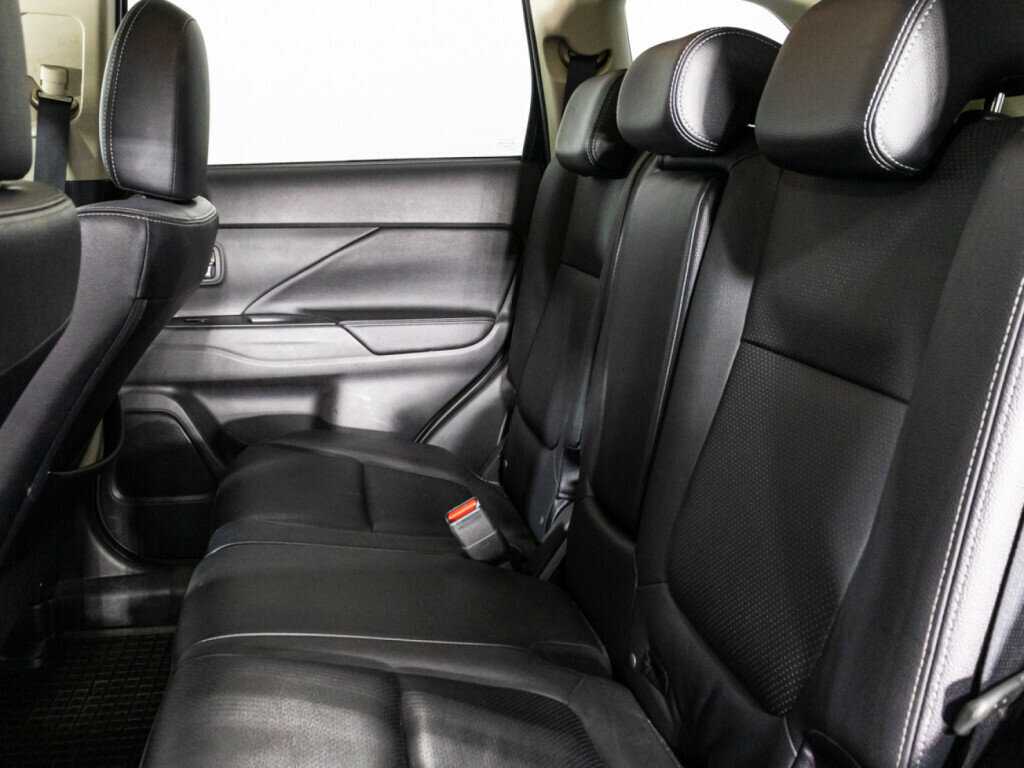 Б/У Митсубиши Оутлэндер 2016 года. Фото: #9