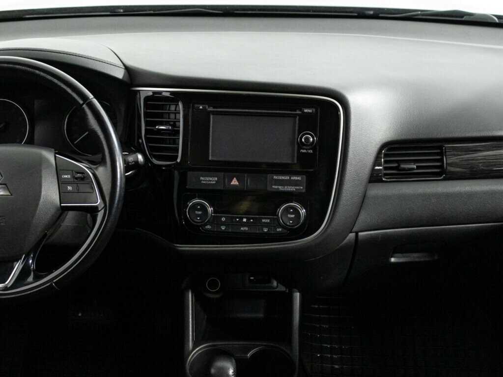 Б/У Митсубиши Оутлэндер 2016 года. Фото: #13