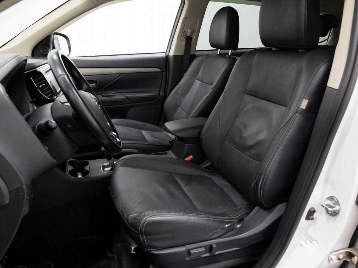 Б/У Митсубиши Оутлэндер 2015 года. Фото: #9