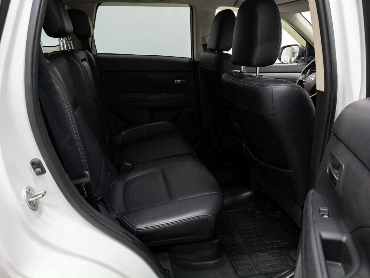 Б/У Митсубиши Оутлэндер 2015 года. Фото: #11