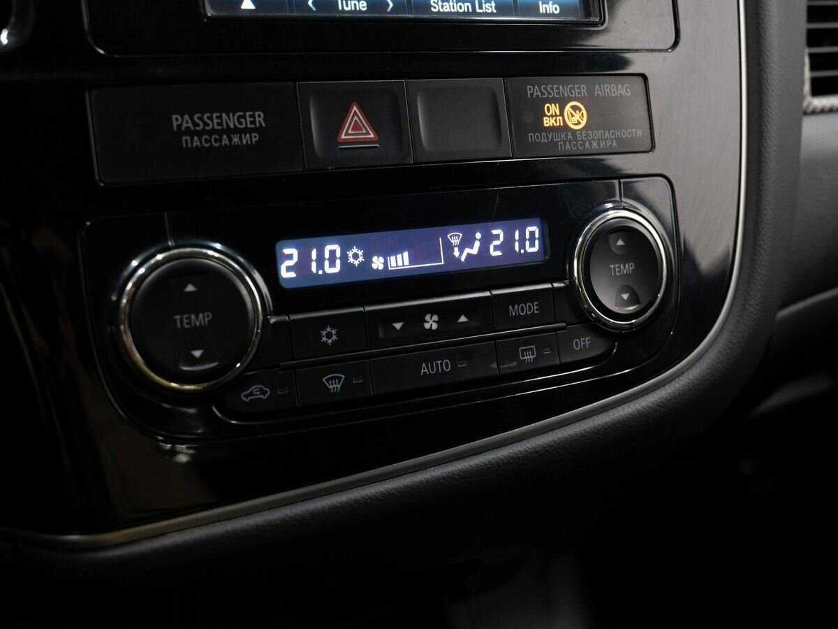 Б/У Митсубиши Оутлэндер 2015 года. Фото: #20