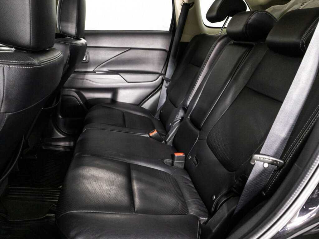 Б/У Митсубиши Оутлэндер 2016 года. Фото: #9