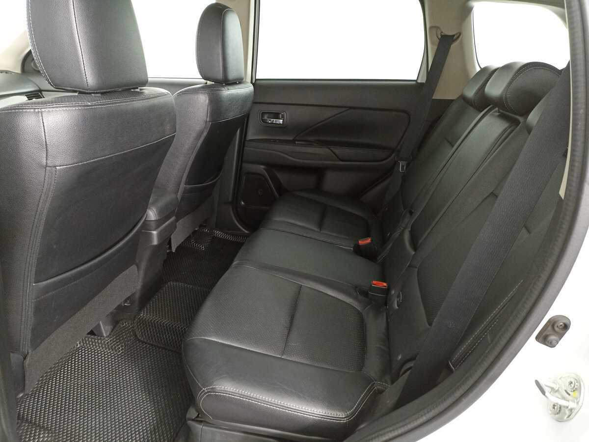 Б/У Митсубиши Оутлэндер 2017 года. Фото: #9