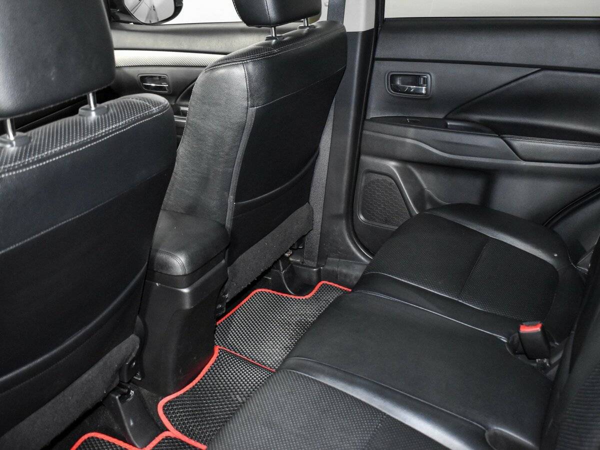 Б/У Митсубиши Оутлэндер 2014 года. Фото: #10