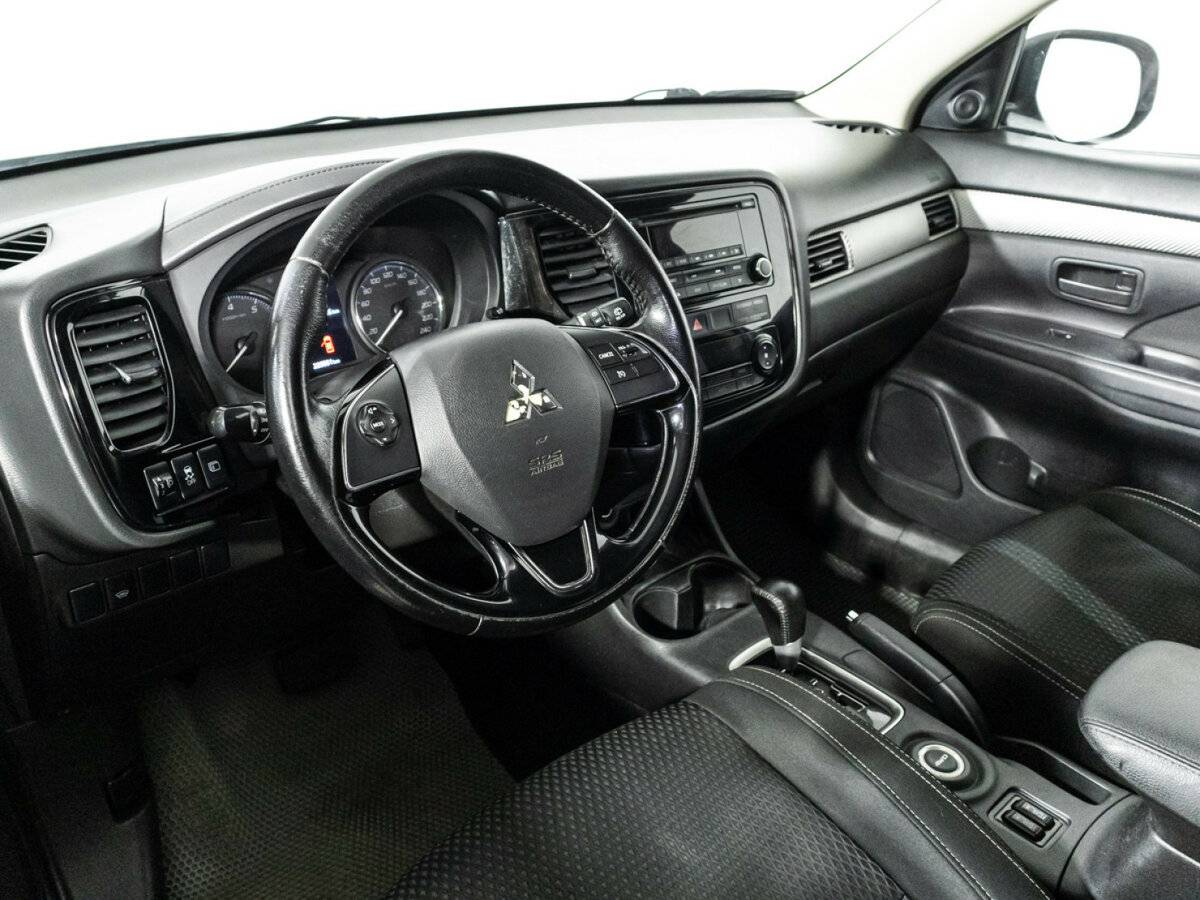 Б/У Митсубиши Оутлэндер 2016 года. Фото: #10