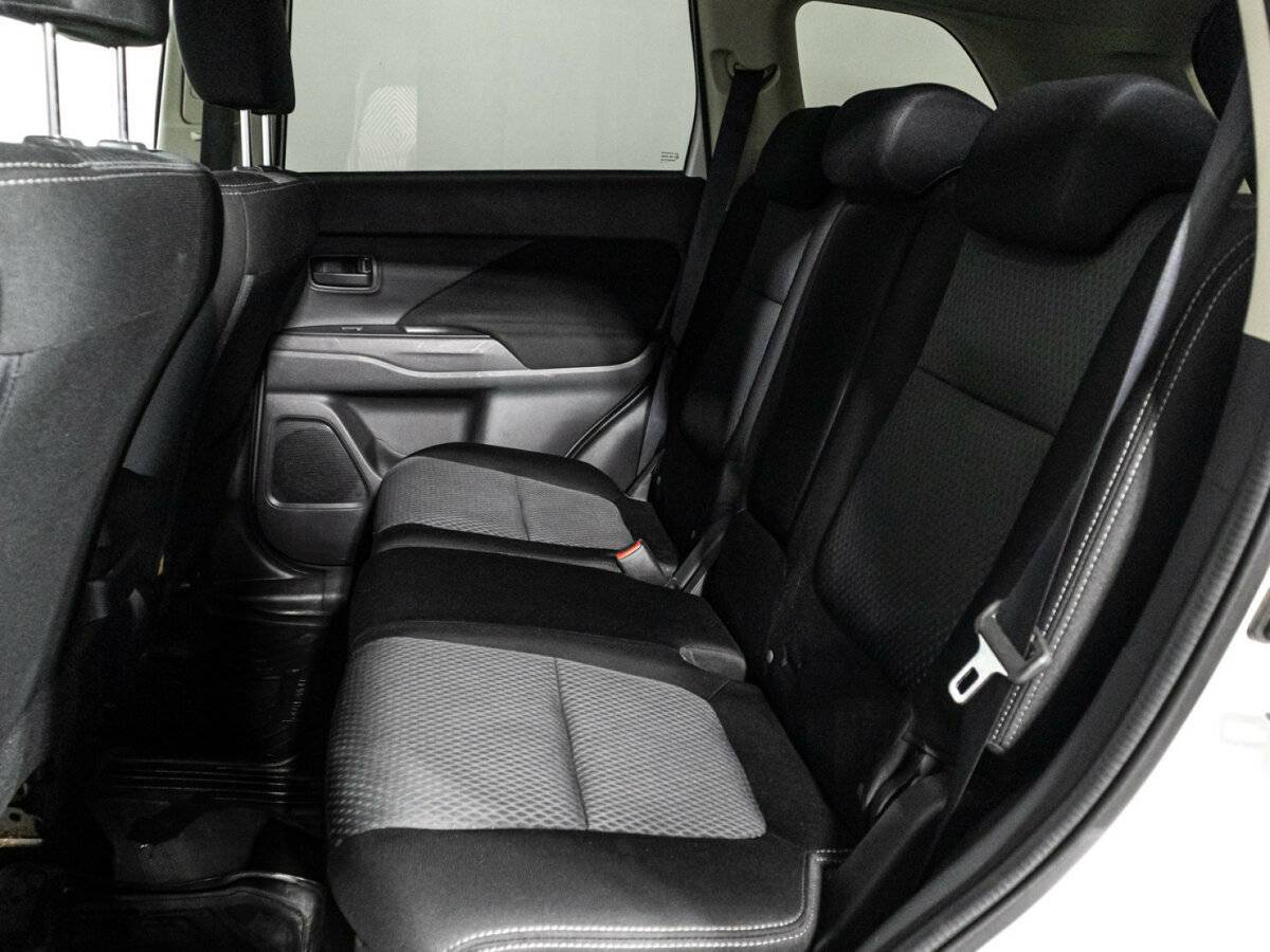 Б/У Митсубиши Оутлэндер 2016 года. Фото: #9