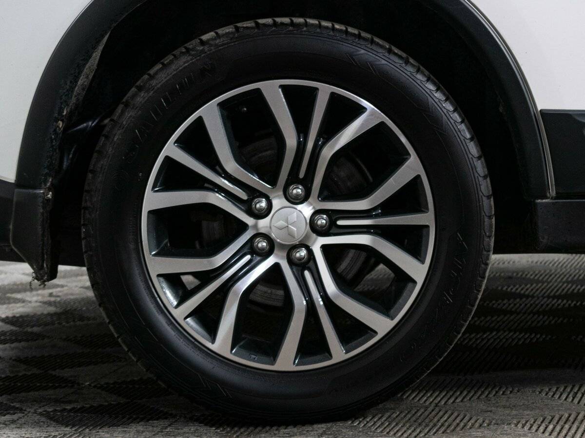 Б/У Митсубиши Оутлэндер 2016 года. Фото: #18