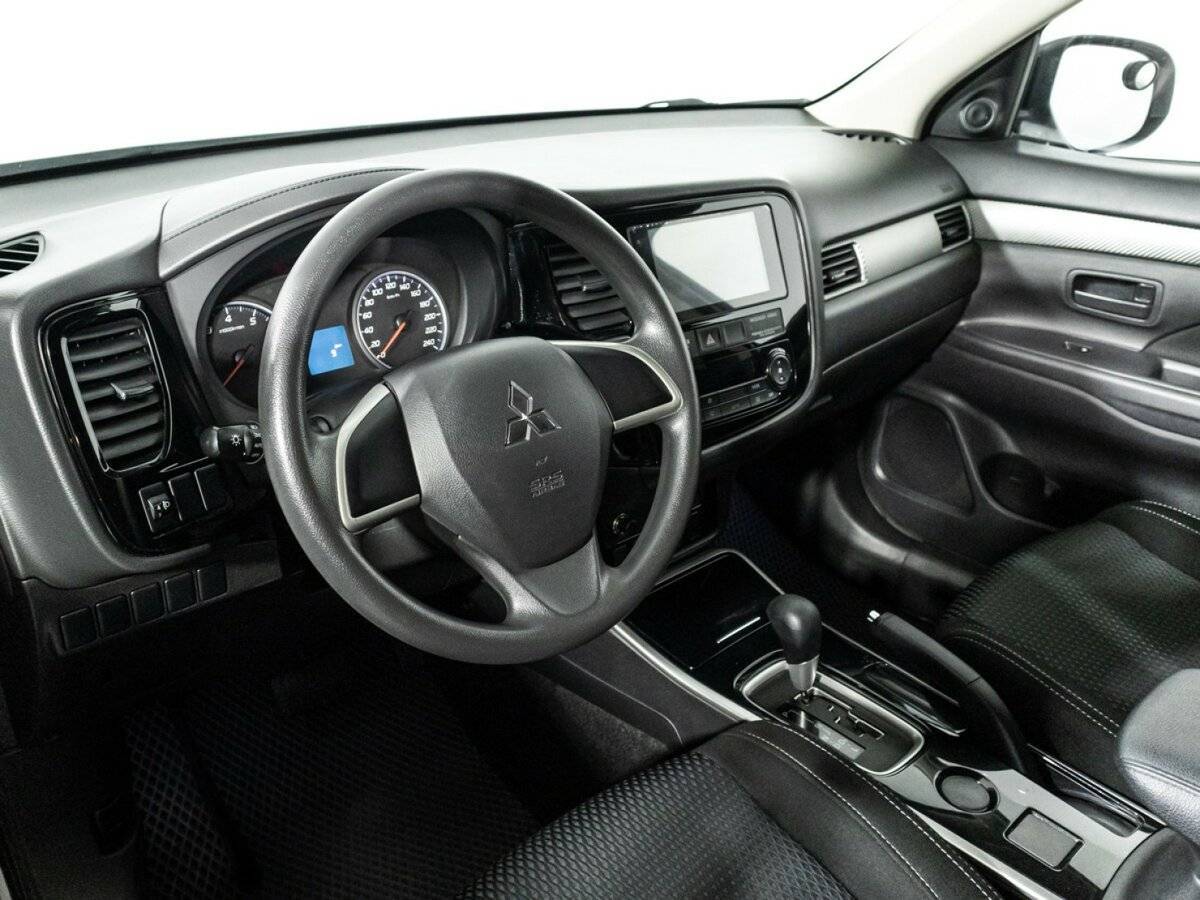 Б/У Митсубиши Оутлэндер 2017 года. Фото: #10