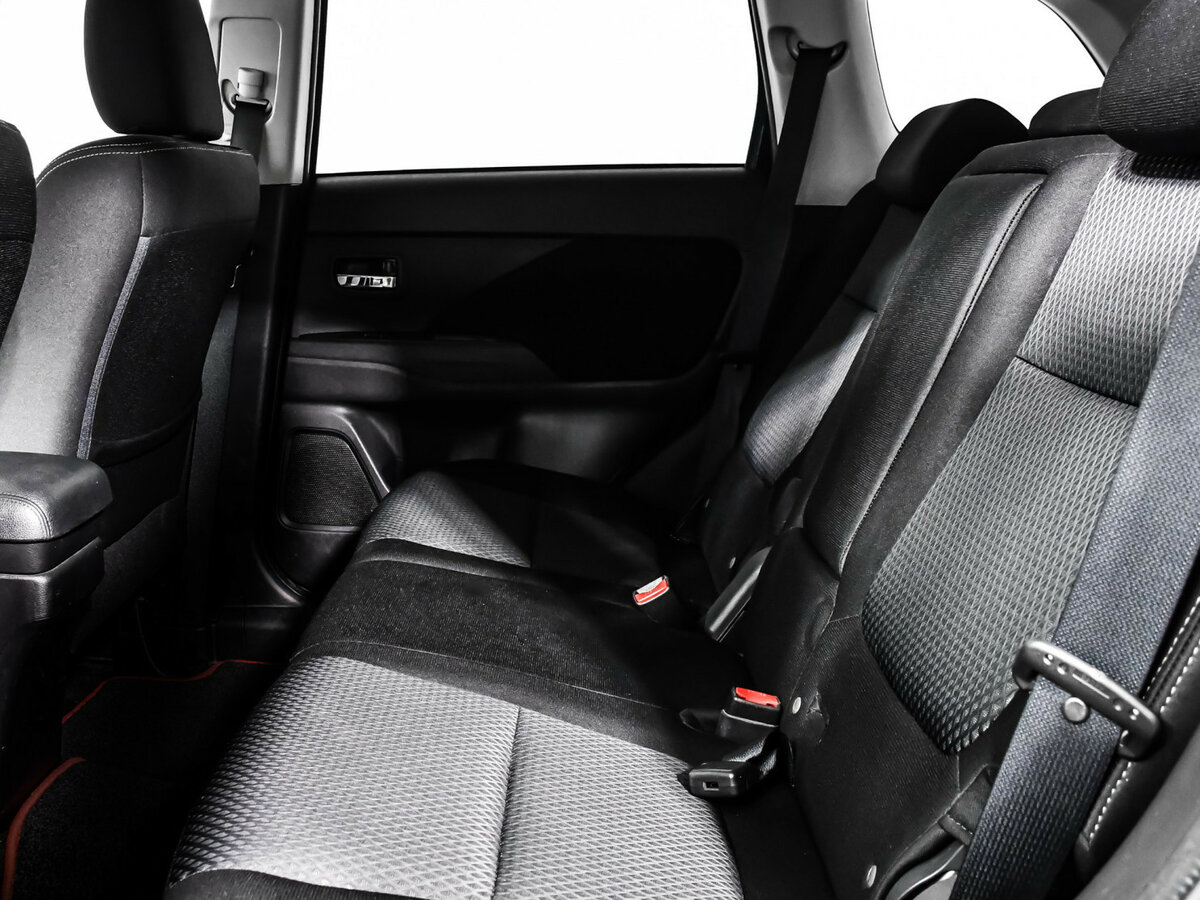 Б/У Митсубиши Оутлэндер 2018 года. Фото: #9