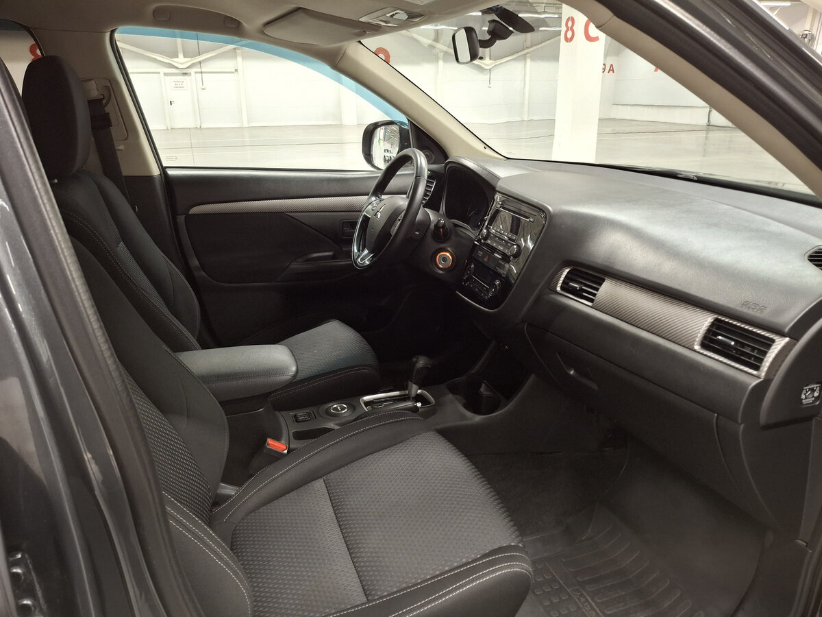 Б/У Митсубиши Оутлэндер 2015 года. Фото: #10