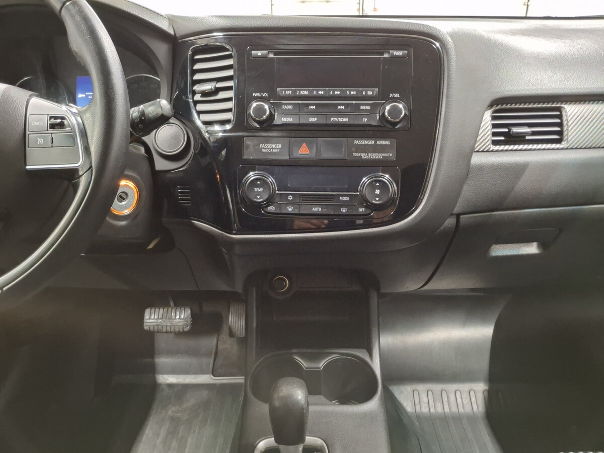 Б/У Митсубиши Оутлэндер 2015 года. Фото: #14