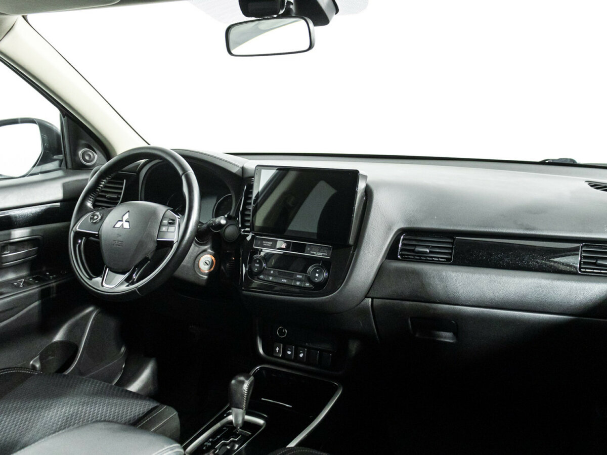 Б/У Митсубиши Оутлэндер 2019 года. Фото: #8