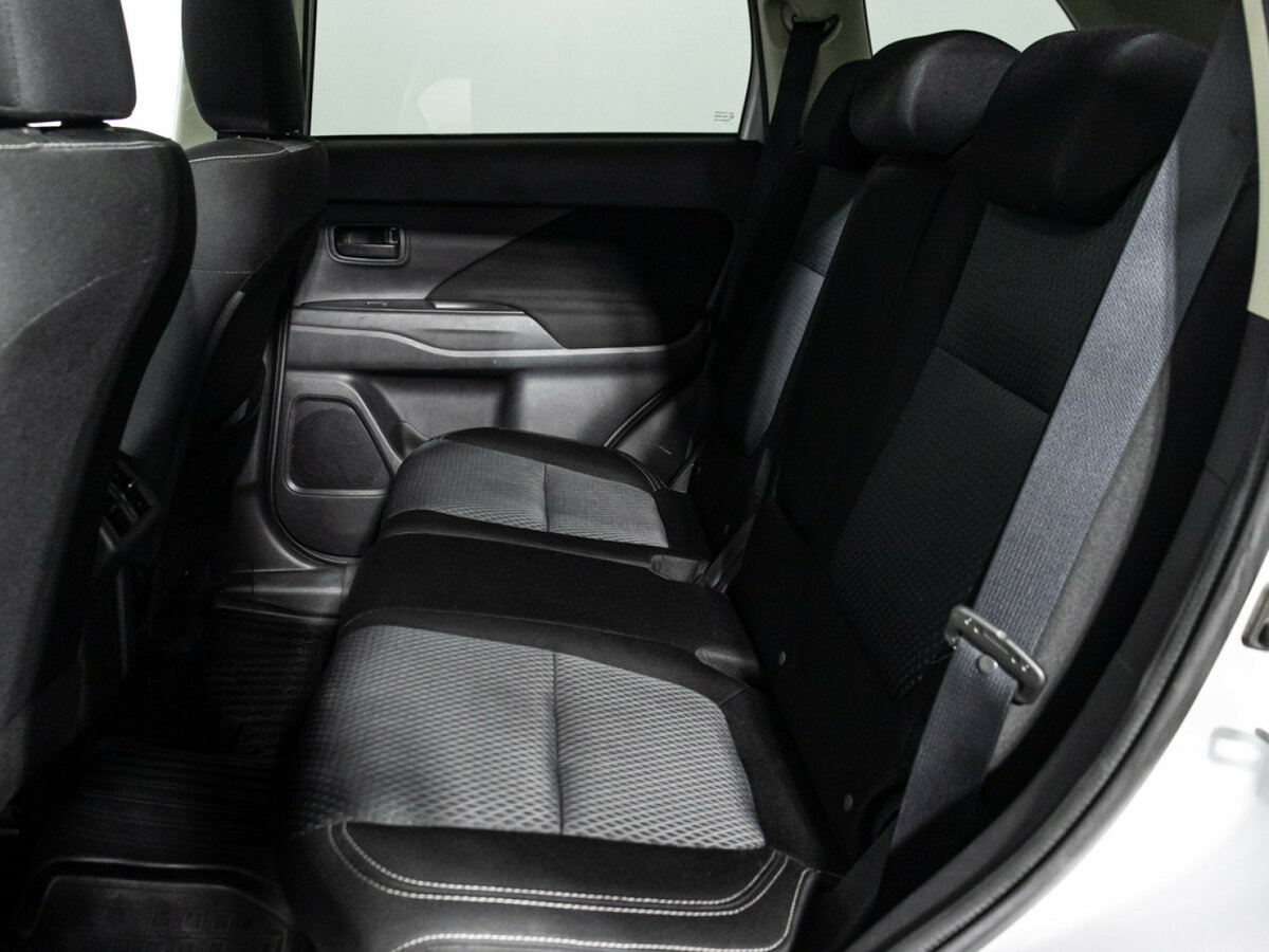 Б/У Митсубиши Оутлэндер 2019 года. Фото: #9