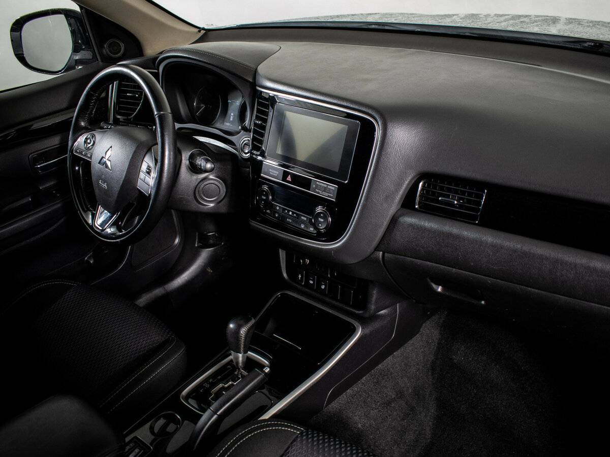 Б/У Митсубиши Оутлэндер 2018 года. Фото: #9