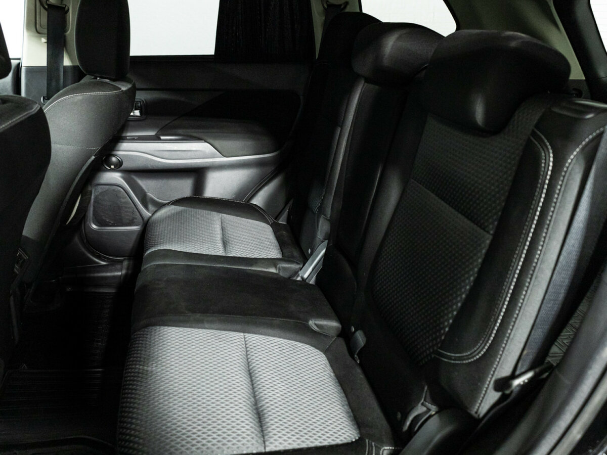 Б/У Митсубиши Оутлэндер 2018 года. Фото: #9